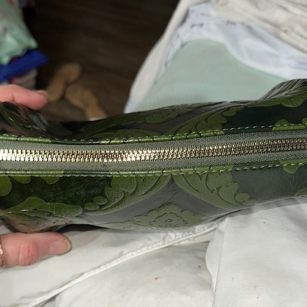 Vintage-Inspired Green Cosmetic Bag with Embossed Design new with 2 guitar strap - Picture 6 of 14